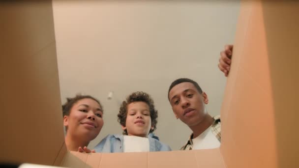 Karton Kutunun Içindeki Pov Açılışı Neşeli Afrikalı Amerikalı Aile Babalarına — Stok video