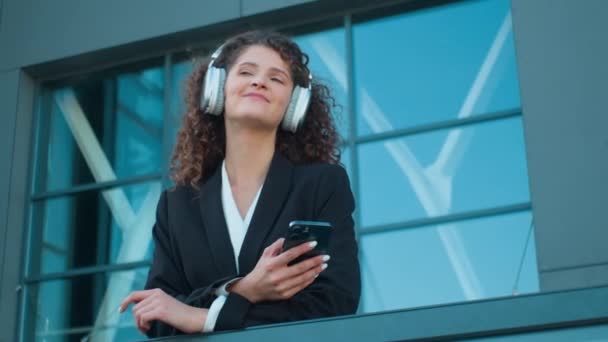 Розслаблена Усміхнена Бізнес Леді Кавказька Дівчина Слухає Музичні Навушники Розслабляючі — стокове відео