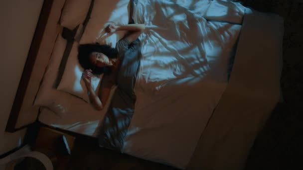 非洲裔美国女人睡在羽绒被下舒服的床柔软舒适的床垫枕头困倦的女生打盹失眠夜间甜蜜的梦放松健康的小睡在家里的卧室里 — 图库视频影像