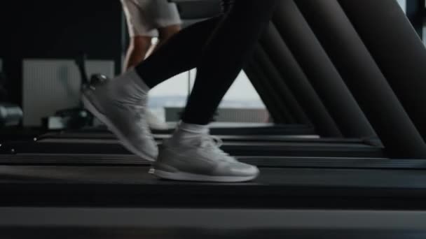 Close Esportista Pernas Pés Esportes Sapatos Executar Andar Esteira Velocidade — Vídeo de Stock