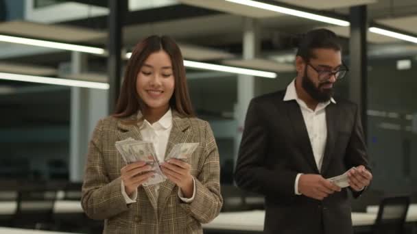 Неравенство Деньги Равны Азиатский Счастливый Богатый Бизнесмен Китаянка Работает Офисе — стоковое видео