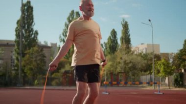 Emekliler ip atlama sporcusu aktif beden geliştirme sporu. Yaşlı atlama, yaşlı hareketleri, sabah kas hareketleri, sağlık hizmetleri, stadyum antrenmanları, spor sporcusu sıska gülüşü.
