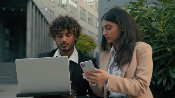 비즈니스 파트너 노동자 아라비아 히스패닉 매니저 사업가 도시에서 노트북을 타이핑 — 비디오