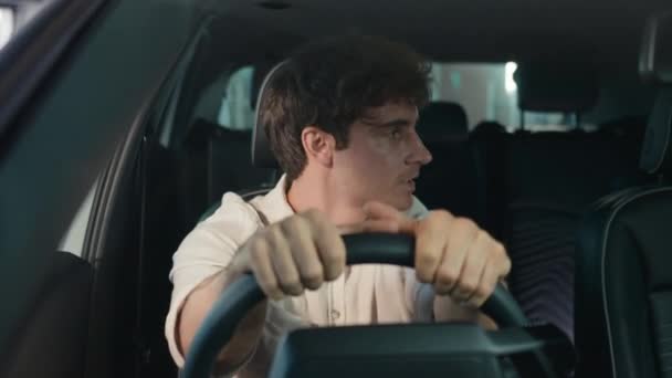 Sinirli Stresli Beyaz Adamı Erkek Elektrikli Araba Kullanıyor Araba Arızası — Stok video