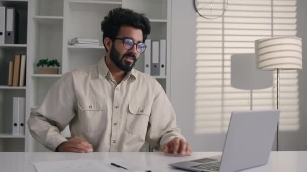 Arabisch Indischer Geschäftsmann Krank Männlich Geschäftsmann Mitarbeiter Arbeiten Laptop Fühlen — Stockvideo