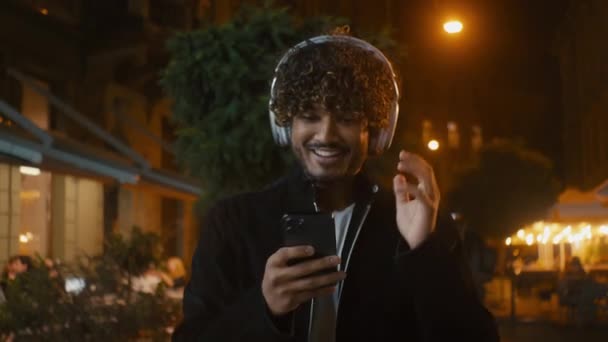 Indian Latino Arabian Szczęśliwy Człowiek Spacery Ulica Miasta Zewnątrz Wieczorem — Wideo stockowe