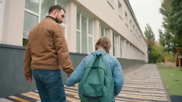 Baba Kızı Aile Desteğini Tutarak Şehir Caddesinde Yürüyor Okul Çocuğu — Stok video