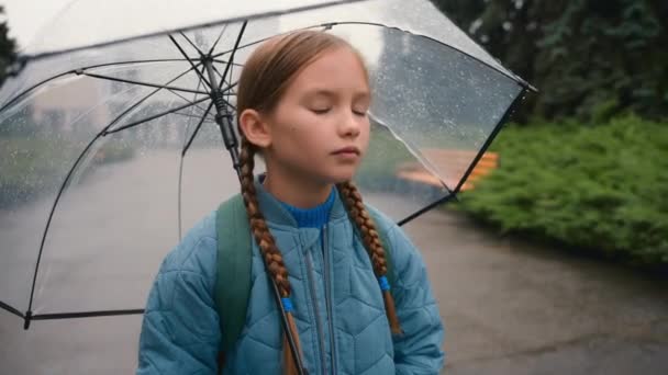 Müde Kleine Mädchen Schulmädchen Kind Blick Auf Kamera Gelangweilt Unglücklich — Stockvideo