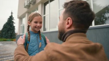 Baba-kız ilkokul vedalaşması sevimli aile mutluluğu ebeveynlik erkek liseli kız ders çalışması şehir dışında çocuk eğitim ilişkileri bağlarını koruyan jest