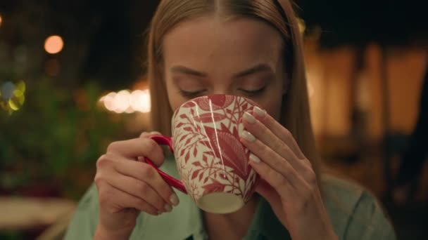 Close Kobieta Pije Gorącą Ciepłą Kawę Trzymając Filiżankę Kawy Ulicy — Wideo stockowe