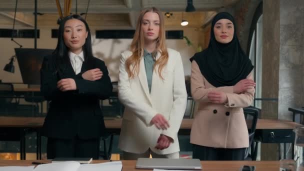Mulheres Negócios Multirraciais Três Diversidade Multiétnica Caucasiano Asiático Coreano Muçulmano — Vídeo de Stock