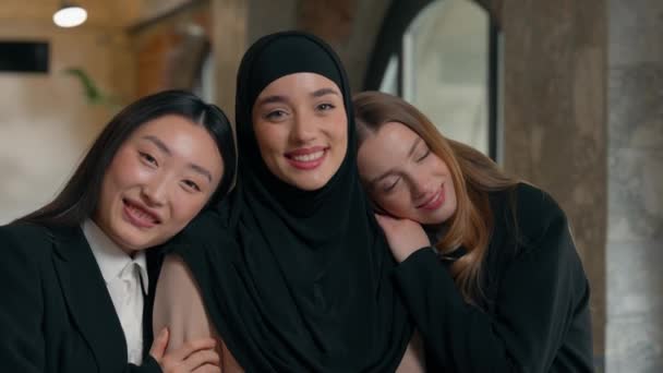 ハッピー 笑顔の多民族ビジネス女性 多様性 コーカサス アジア イスラム教徒 ヒジャブ ビジネス女性 女の子 プリンセス — ストック動画