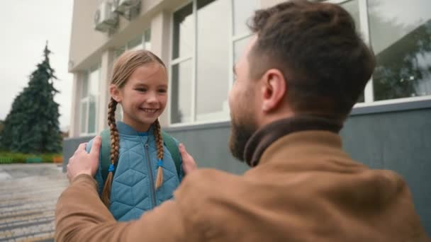 Baba Kız Ilkokul Vedalaşması Sevimli Aile Mutluluğu Ebeveynlik Erkek Liseli — Stok video