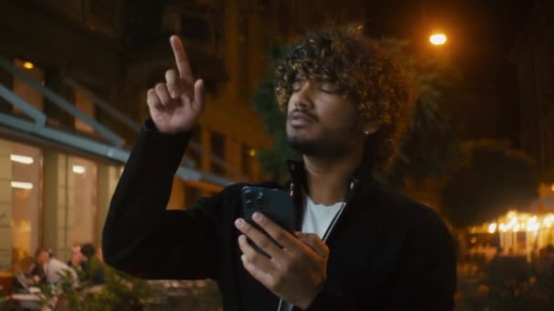迷失了的阿拉伯裔拉美人男子走市中心夜晚用手机帮助在线地图应用Gps技术独自在外面不确定路线误解地点困惑了男性 — 图库视频影像