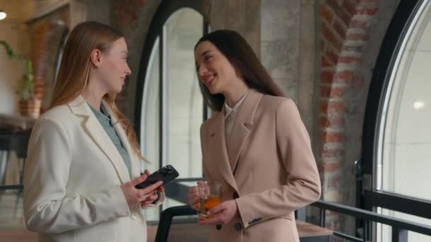 Zwei Glücklich Lächelnde Sprechende Kaukasische Frauen Büroangestellte Managerinnen Geschäftsfrauen Freundinnen — Stockvideo