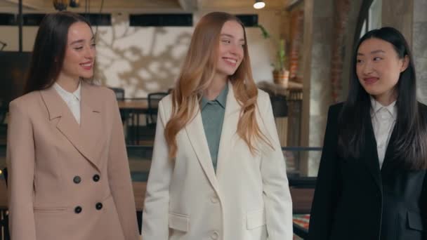 三位多元化的女商人女孩多种族女性多种族的女商人亚裔韩裔同事办公室女职员团队微笑着在镜头前高举大拇指推荐喜欢 — 图库视频影像