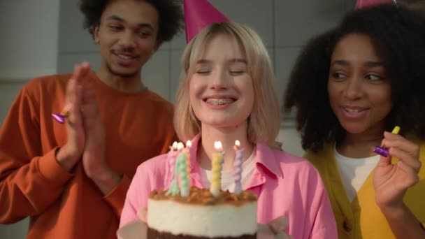 Verjaardagsfeestje Groep Gelukkig Multiraciale Mensen Thuis Vreugdevolle Multi Etnische Vrienden — Stockvideo