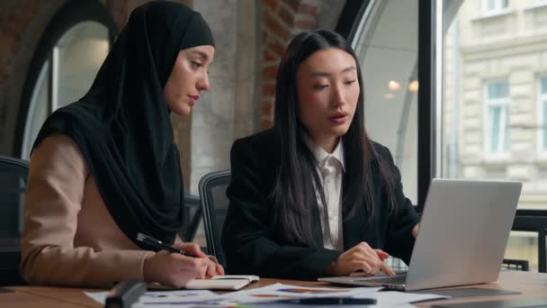 Twee Zakenvrouwen Studenten Meisjes Studeren Samen Laptop Schrijven Multiraciale Vrouwelijke — Stockvideo