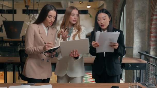 Multiracial Business Women Three Multiethnic Diversity Caucasian Businesswomen Girls Colleagues — Vídeo de stock