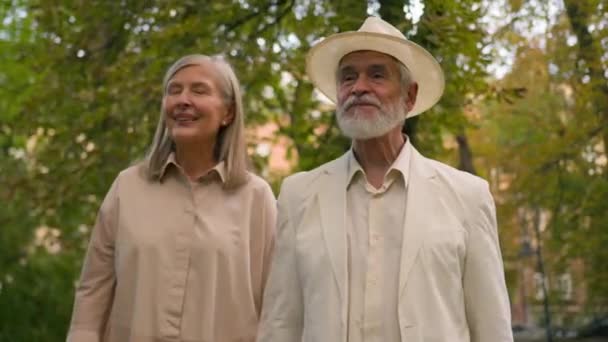 Šťastný Kavkazský Prarodiče Důchodci Důchodci Usměvavá Žena Muž Procházka Spolu — Stock video