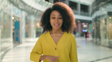Afro-Amerikalı kadın onayını göster peki güzel, heyecanlı kız jestinin keyfini çıkar harika bir tavsiye gibi el işaretli alışveriş merkezi müşterisi gibi