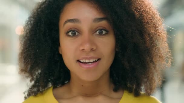 Κοντινό Πλάνο Ευτυχισμένη Αφροαμερικανή Γυναίκα Κοιτάζοντας Κάμερα Έκπληκτος Wow Σοκ — Αρχείο Βίντεο