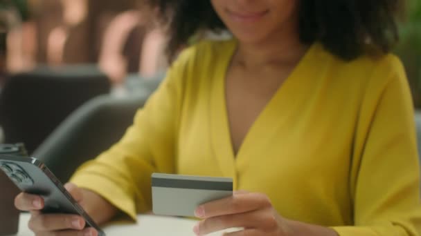 Menutup Perempuan Muda Afrika Amerika Yang Memegang Smartphone Pembayaran Kartu — Stok Video
