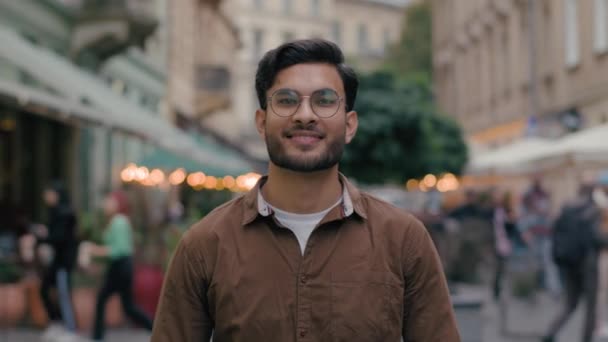 Portret Przystojny Młody Gen Indyjski Arabski Etniczny Mężczyzna Mężczyzna Szczęśliwy — Wideo stockowe