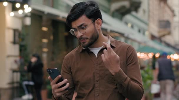 Mutlu Şanslı Hintli Etnik Erkek Işadamı Genç Cep Telefonu Sahibi — Stok video