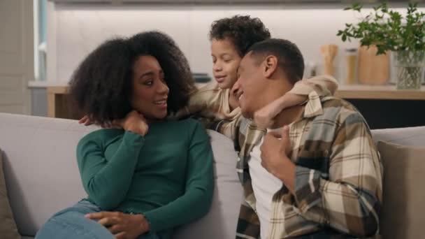 Szczęśliwy Afroamerykańska Rodzina Dorosłych Rodziców Żonaty Para Matka Ojciec Mały — Wideo stockowe