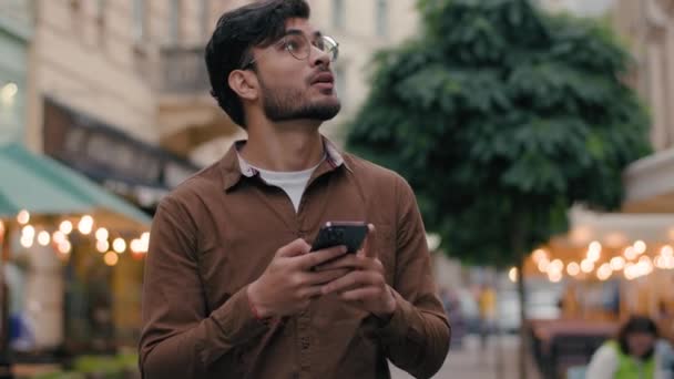 Genç Hintli Arap Erkek Gezgin Turist Adamı Şehir Caddesinde Elinde — Stok video