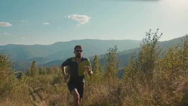 Blanke Europese Man Bebaarde Toeristische Reiziger Joggen Ochtend Sport Hardlopen — Stockvideo