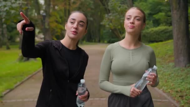 Kaukasische Fit Sport Vrouwen Lopen Stad Vrolijk Mooie Fitness Meisjes — Stockvideo