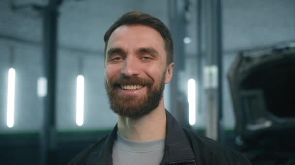 Férfi Portré Közelről Boldog Vidám Mosolygós Kaukázusi Férfi Vidám Felnőtt — Stock videók