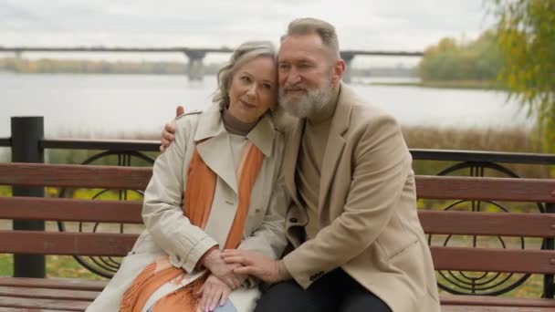Συνταξιούχος Ώριμη Γριά Καυκάσια Γυναίκα Άντρας Που Δένεται Στοργικός Έρωτας — Αρχείο Βίντεο