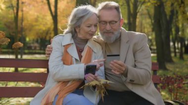 Evli, Kafkasyalı çift mutlu, orta yaşlı, olgun bir aile babası. Cep telefonlu, emekli bir eşle internetten sipariş veriyor. Autumn Park 'ta akıllı telefon uygulaması alışverişi yapıyor.