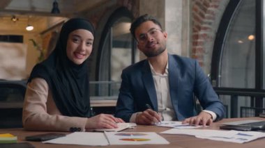 Çok ırklı erkek ofis arkadaşları iş ortakları tesettürlü Müslüman Arap erkek birlikte çalışan mutlu iş kadını davetlilere hoş geldin.