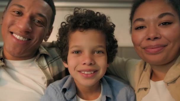 Afroamerykanin Szczęśliwy Uśmiechnięty Rodzice Mały Syn Chłopiec Dziecko Rodzina Więzi — Wideo stockowe