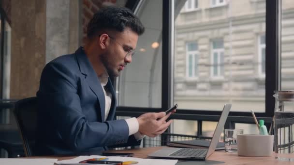 Indische Arabische Geschäftsmann Multitasking Beschäftigt Manager Berater Sprechen Videoanruf Auf — Stockvideo