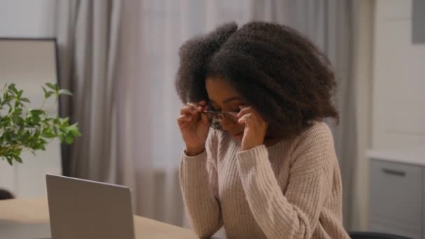 非洲裔美国女自由职业者女商人在离家很远的厨房工作打字疲惫不堪的女孩摘下眼镜 眼睛因电脑工作而承受着过度劳累 干瘪的眼睛 — 图库视频影像