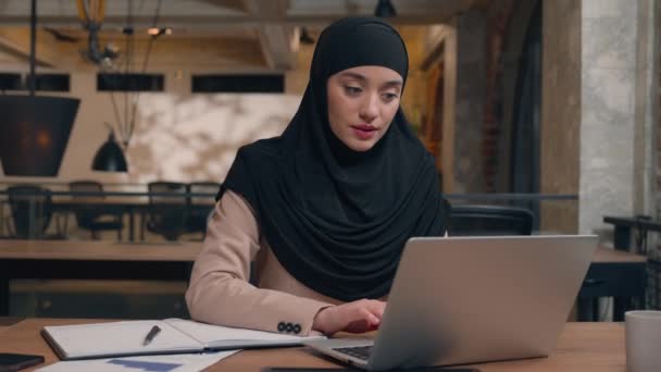 Mulher Negócios Árabe Muçulmano Mulher Islâmica Hijab Gerente Sexo Feminino — Vídeo de Stock
