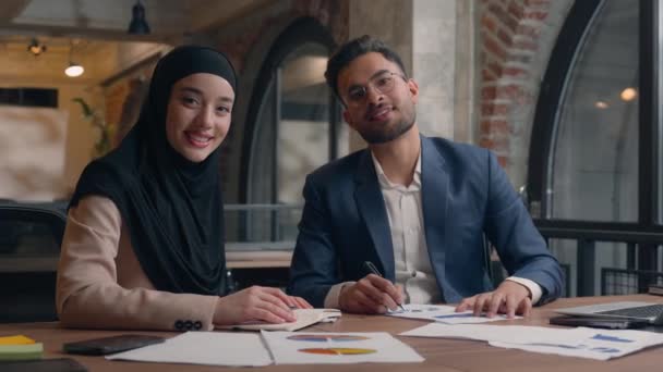 Multietniskt Varierande Manliga Kvinnliga Kontor Kollegor Affärspartner Muslimsk Islamisk Kvinna — Stockvideo