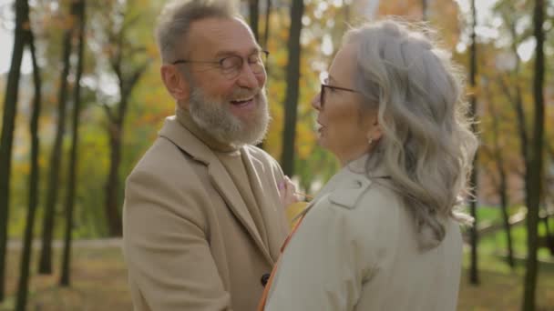 Stara Para Miłości Emerytowany Dojrzały Szczęśliwy Kobieta Mężczyzna Uścisk Rozmowa — Wideo stockowe