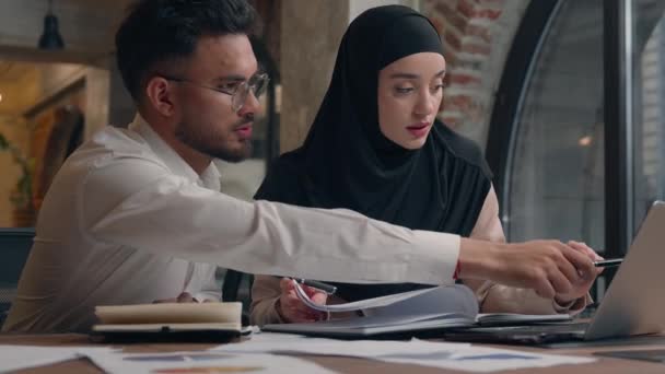 ヒジャーブ アラビア人男性のムスリム女性は ノートブックの研究を書く オンライン多様な学生 オフィスビジネス コワーキングの男女ビジネスマンの同僚 — ストック動画