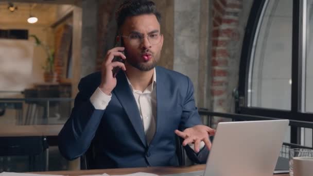 紧张的阿拉伯商人在办公室争辩智能手机在办公室打电话愤怒的印度商人雇主的负面情绪愤怒的疯狂恼怒的男人吵架对话手机尖叫 — 图库视频影像