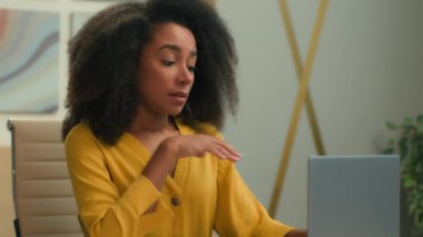 Bitkin, bitkin, mutsuz iş kadını, Afrikalı, Amerikalı, kız, yönetici, iş yerinde esniyor, uykulu, sıkkın iş kadını, uykusunda, sıkıcı dizüstü bilgisayarında çalışıyor.