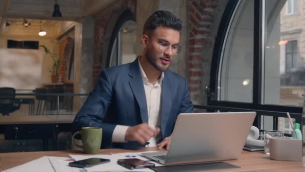 Arabian Trött Man Affärsman Avsluta Dator Arbetsdag Slut Nära Laptop — Stockvideo