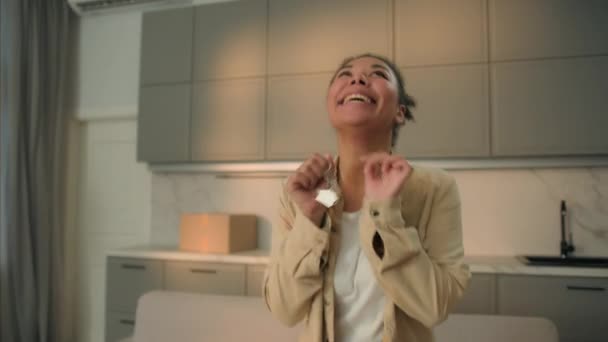 Щаслива Збуджена Жінка Тримає Ключі Від Нерухомості Купити Житло Рухомий — стокове відео