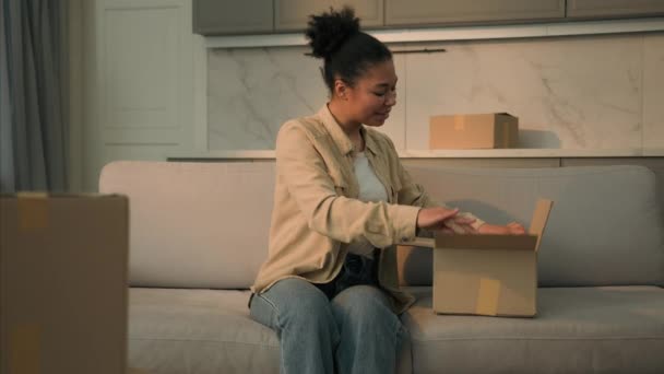 Glücklich Fröhlich Mädchen Kundin Afroamerikanerin Hausbesitzer Shopper Offenen Karton Kaufen — Stockvideo
