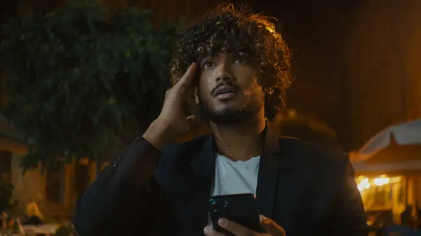 Indien Arabe Latino Homme Tenant Téléphone Portable Indigné Confus Colère Photos De Stock Libres De Droits